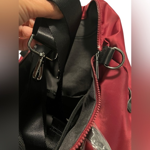 Mondani New York Burgandy Weekender Tote Bag - Picture 6 of 8